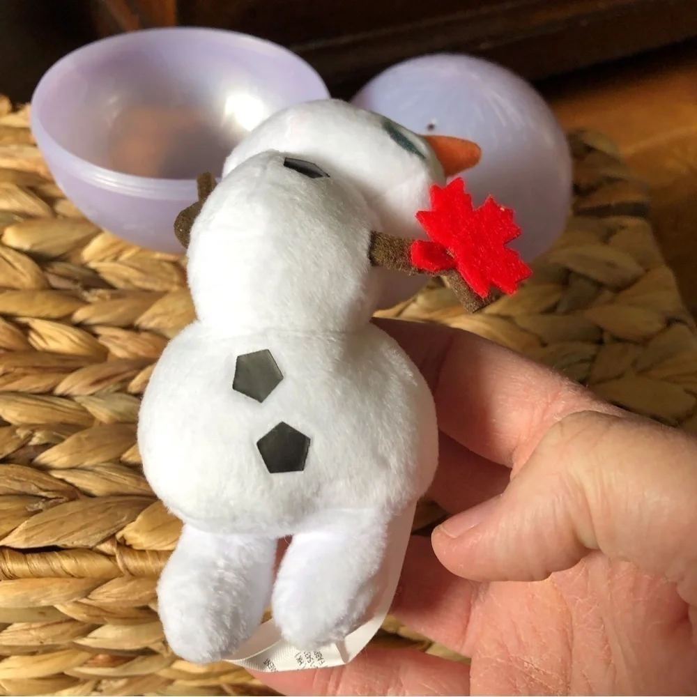 Disney Blind Ball Frozen Plushie: Olaf flying in the wind with Gail